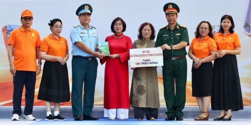 កម្មវិធីណែនាំសៀវភៅ «បេសកកម្មមិនអាចជៀសវាងបាន» របស់សពឧត្តមសេនីយ៍ឯក Nguyen Chi Vinh។ កម្មវិធីណែនាំសៀវភៅ «បេសកកម្មមិនអាចជៀសវាងបាន» របស់សពឧត្តមសេនីយ៍ឯក Nguyen Chi Vinh។