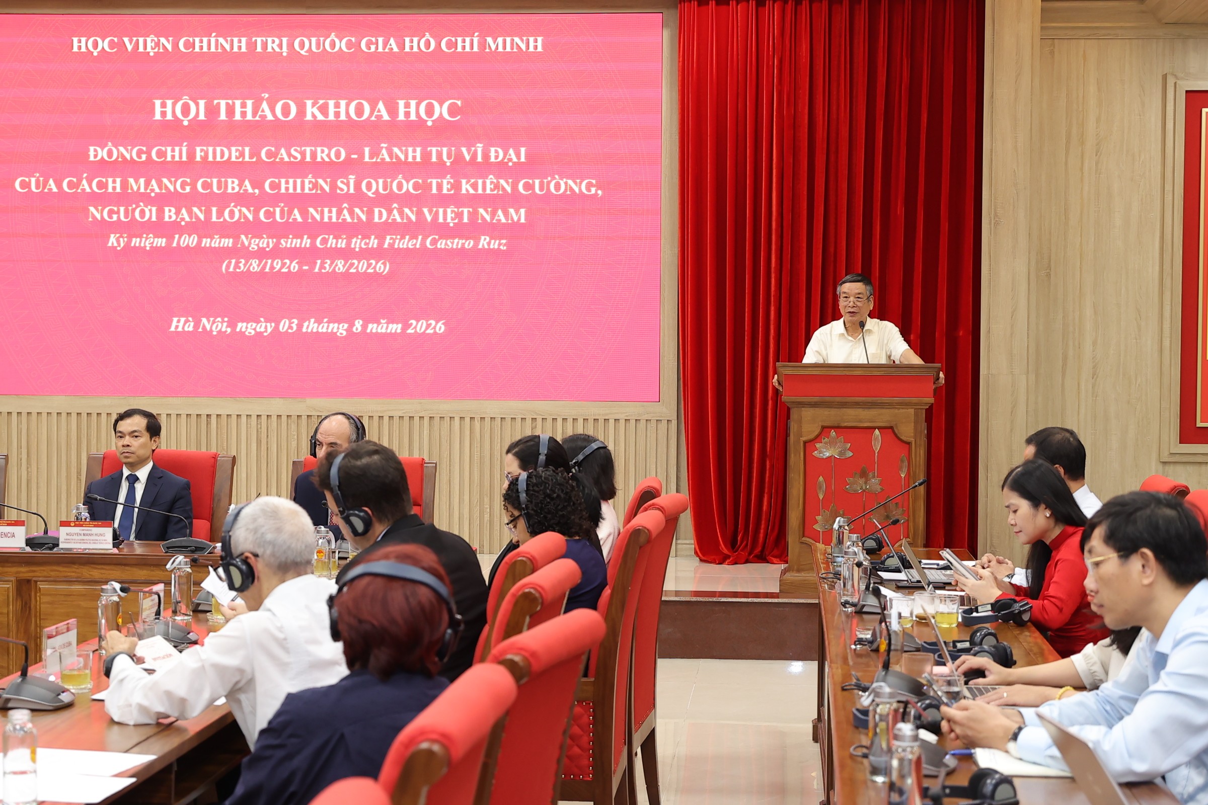 Tổng kết hội thảo, PGS.TS Nguyễn Mạnh Hùng cho biết các báo cáo, tham luận đã hội tụ thành ba nhóm nội dung: cuộc đời và sự nghiệp cách mạng của Fidel Castro; hệ thống quan điểm, tư tưởng của ông; quan hệ đặc biệt Việt Nam - Cuba. Theo ông, hội thảo đã gợi mở những định hướng nhằm phát triển hợp tác toàn diện giữa hai nước trong giai đoạn mới. PGS.TS Nguyễn Mạnh Hùng đề nghị chuyển nguồn tư liệu khoa học của hội thảo thành nội dung tuyên truyền, giáo dục và sản phẩm truyền thông số, đưa những luận điểm khoa học đến gần hơn với công chúng, nhất là thế hệ trẻ hai nước; qua đó giúp họ hiểu sâu sắc hơn về giá trị của độc lập, tự do, hòa bình, công lý và nền tảng của tình hữu nghị Việt Nam - Cuba. Tổng kết hội thảo, PGS.TS Nguyễn Mạnh Hùng cho biết các báo cáo, tham luận đã hội tụ thành ba nhóm nội dung: cuộc đời và sự nghiệp cách mạng của Fidel Castro; hệ thống quan điểm, tư tưởng của ông; quan hệ đặc biệt Việt Nam - Cuba. Theo ông, hội thảo đã gợi mở những định hướng nhằm phát triển hợp tác toàn diện giữa hai nước trong giai đoạn mới. PGS.TS Nguyễn Mạnh Hùng đề nghị chuyển nguồn tư liệu khoa học của hội thảo thành nội dung tuyên truyền, giáo dục và sản phẩm truyền thông số, đưa những luận điểm khoa học đến gần hơn với công chúng, nhất là thế hệ trẻ hai nước; qua đó giúp họ hiểu sâu sắc hơn về giá trị của độc lập, tự do, hòa bình, công lý và nền tảng của tình hữu nghị Việt Nam - Cuba.