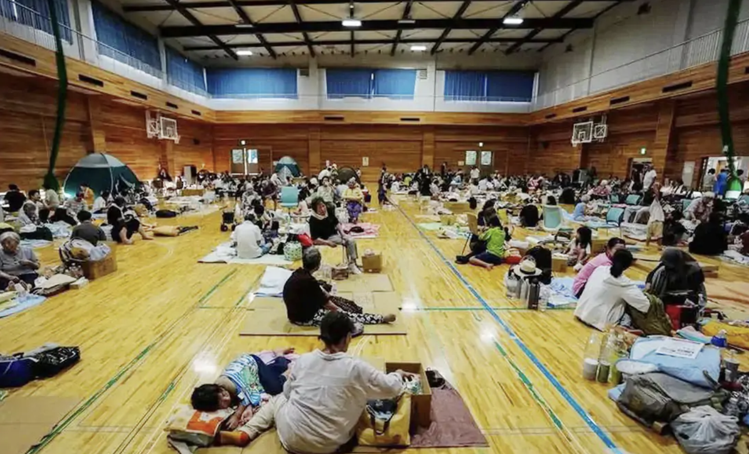 在熊本县宇城市疏散点暂住的受地震影响民众。 在熊本县宇城市疏散点暂住的受地震影响民众。