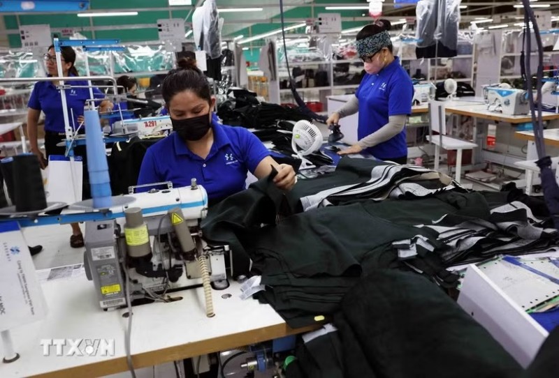 Garments for export to the European market are manufactured at the factory of SangWoo Vietnam Co., Ltd. in the VSIP Nghe An Industrial Park. (Photo: Vu Sinh/VNA)
