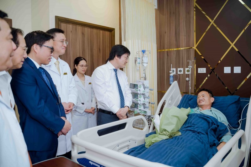 Lần đầu tiên tại Việt Nam - Vinmec phẫu thuật xuyên Việt hai chiều bằng robot cách xa 1.700 km Lần đầu tiên tại Việt Nam - Vinmec phẫu thuật xuyên Việt hai chiều bằng robot cách xa 1.700 km