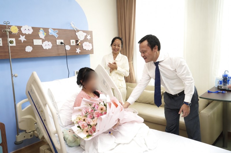 PGS.TS.BS. Hoàng Quốc Cường – Giám đốc Sở Y tế Cần Thơ thăm hỏi bệnh nhân sau ca phẫu thuật tại Vinmec Cần Thơ. PGS.TS.BS. Hoàng Quốc Cường – Giám đốc Sở Y tế Cần Thơ thăm hỏi bệnh nhân sau ca phẫu thuật tại Vinmec Cần Thơ.