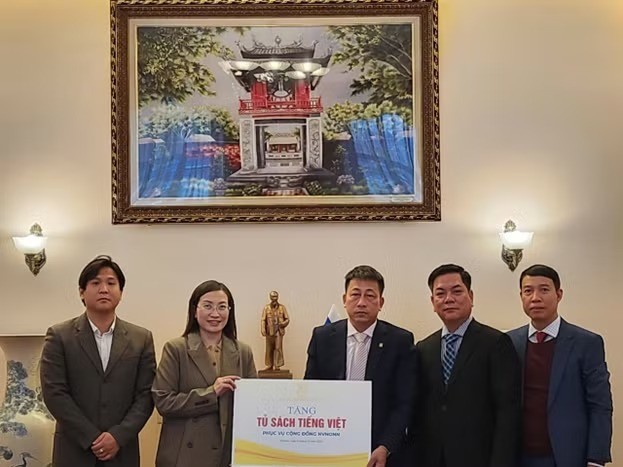 Nhà xuất bản Giáo dục Việt Nam tặng Tủ sách tiếng Việt phục vụ cộng đồng người Việt Nam tại Liên bang Nga. (Nguồn: NXB) Nhà xuất bản Giáo dục Việt Nam tặng Tủ sách tiếng Việt phục vụ cộng đồng người Việt Nam tại Liên bang Nga. (Nguồn: NXB)