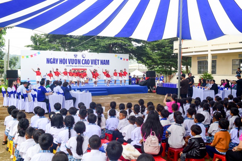 Ảnh 1 (Báo chọn 1 trong 2 ảnh): Toàn cảnh Ngày hội Vươn cao Việt Nam do Vinamilk và Quỹ sữa Vươn cao Việt Nam tổ chức tại Hiệp Thạnh, Lâm Đồng hôm 2/8 (Ảnh: Hải An). Ảnh 1 (Báo chọn 1 trong 2 ảnh): Toàn cảnh Ngày hội Vươn cao Việt Nam do Vinamilk và Quỹ sữa Vươn cao Việt Nam tổ chức tại Hiệp Thạnh, Lâm Đồng hôm 2/8 (Ảnh: Hải An).