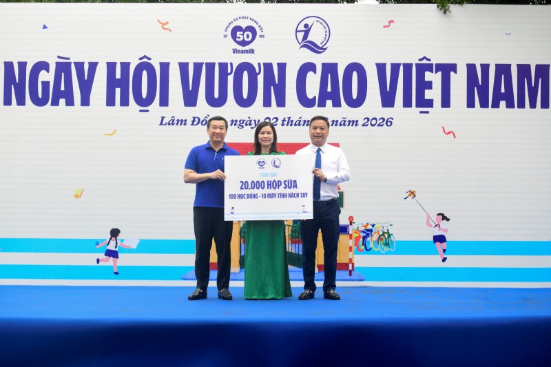 Ảnh 2 (Báo chọn 1 trong 2 ảnh): Đại diện Quỹ sữa Vươn cao Việt Nam, ông Đỗ Thanh Tuấn - Giám đốc Đối ngoại Vinamilk (bên trái) và ông Đinh Tiến Hải - Giám đốc Quỹ Bảo trợ Trẻ em Việt Nam - trao bảng tượng trưng các phần quà thiết thực cho đại diện Trường Tiểu học An Hiệp, xã Hiệp Thạnh (Ảnh: Hải An).