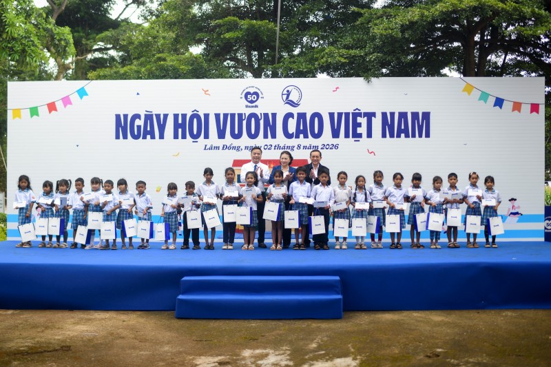 Ảnh 3A: Từ trái sang: ông Đinh Tiến Hải - Giám đốc Quỹ Bảo trợ Trẻ em Việt Nam; bà Nguyễn Thị Kim Ngân - nguyên Ủy viên Bộ Chính trị, nguyên Chủ tịch Quốc hội, nguyên Chủ tịch Quỹ sữa Vươn cao Việt Nam và ông Nguyễn Văn Hoàng, Bí thư Đảng ủy xã Hiệp Thạnh trao tặng những phần học bổng Vinamilk đến cho các em học sinh Trường Tiểu học An Hiệp (Ảnh: Hải An).  