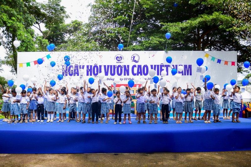 Ảnh 5: Những trái bóng bay mang theo ước mơ của các em nhỏ cùng bay cao, như lời gửi gắm về một tương lai đầy hy vọng và khát vọng vươn xa (Ảnh: Hải An). Ảnh 5: Những trái bóng bay mang theo ước mơ của các em nhỏ cùng bay cao, như lời gửi gắm về một tương lai đầy hy vọng và khát vọng vươn xa (Ảnh: Hải An).