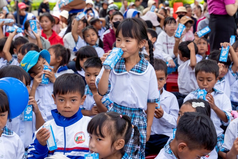         Ảnh 6 (Báo chọn một trong các ảnh): Sau 19 năm, Quỹ sữa Vươn cao Việt Nam đã trao hơn 43 triệu sản phẩm dinh dưỡng đến với hơn 550.000 trẻ em Việt Nam (Ảnh: Hải An).