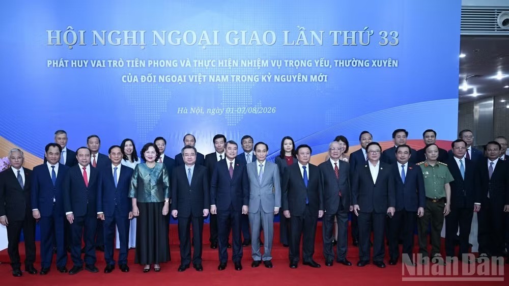 Thủ tướng Chính phủ Lê Minh Hưng với các đồng chí lãnh đạo, đại biểu tham dự Phiên toàn thể. (Ảnh: TRẦN HẢI)
