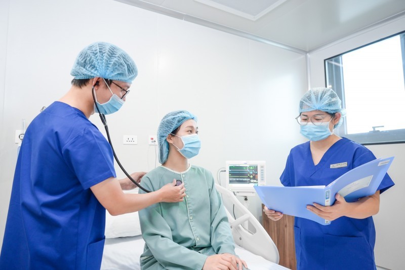 Đội ngũ y bác sĩ Vinmec phối hợp thăm khám, theo dõi và chăm sóc người bệnh theo quy trình chuyên môn chặt chẽ, bảo đảm an toàn và trải nghiệm điều trị toàn diện.(Ảnh: Vinmec)