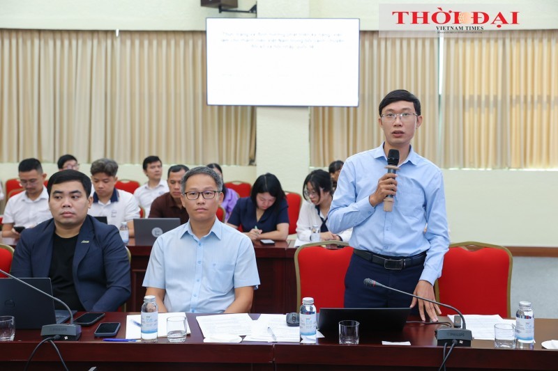 លោក Nguyen Thanh Tuan មកពីមជ្ឈមណ្ឌលព័ត៌មាន វិភាគ ព្យាករណ៍យុទ្ធសាស្ត្រ និងសេវាសាធារណៈ នៃវិទ្យាស្ថានវិទ្យាសាស្ត្ររៀបចំរដ្ឋ និងពលកម្ម (ក្រសួងមហាផ្ទៃ) អញ្ជើញឡើងបកស្រាយរបាយការណ៍មជ្ឈមណ្ឌល។