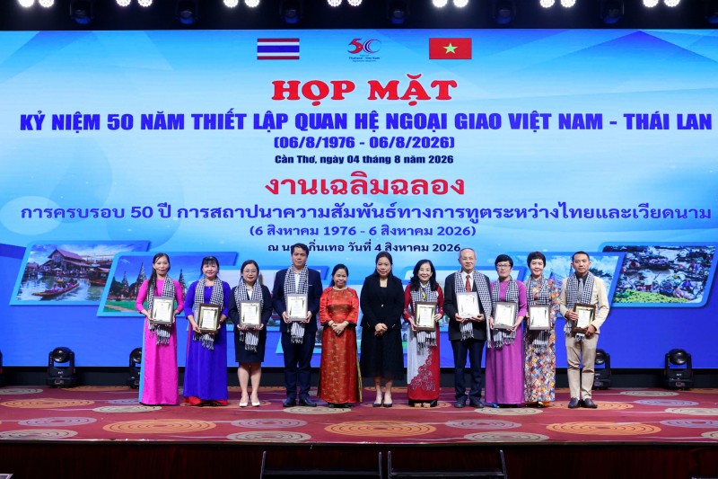 Giao lưu nhân dân góp phần đưa quan hệ Thái Lan - Việt Nam ngày càng gắn bó, gần gũi Giao lưu nhân dân góp phần đưa quan hệ Thái Lan - Việt Nam ngày càng gắn bó, gần gũi