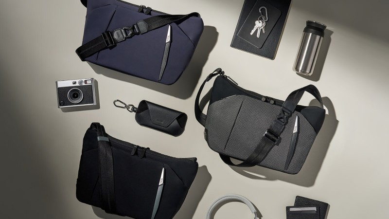 (Từ Trái qua Phải): Túi đeo chéo Crossbody cỡ trung màu xanh Navy, Đen phản quang và Đen (Từ Trái qua Phải): Túi đeo chéo Crossbody cỡ trung màu xanh Navy, Đen phản quang và Đen