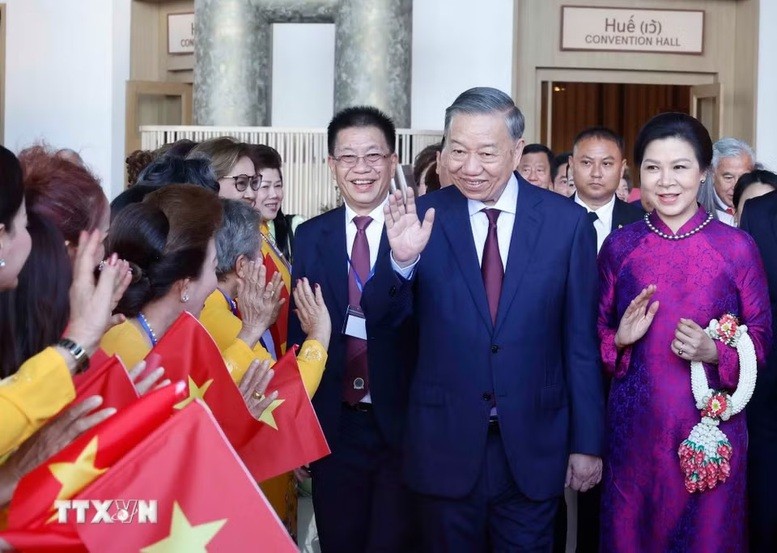 Tổng Bí thư, Chủ tịch nước Tô Lâm và Phu nhân gặp gỡ cộng đồng người Việt Nam tại Thái Lan - Ảnh: TTXVN Tổng Bí thư, Chủ tịch nước Tô Lâm và Phu nhân gặp gỡ cộng đồng người Việt Nam tại Thái Lan - Ảnh: TTXVN
