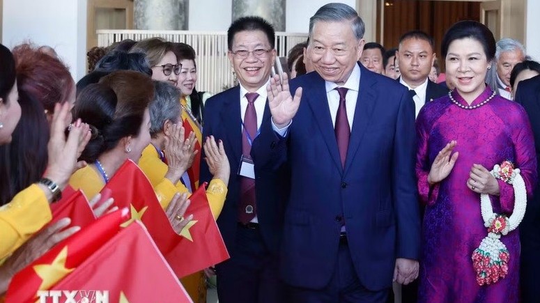 Bộ Chính trị ban hành Nghị quyết về công tác người Việt Nam ở nước ngoài