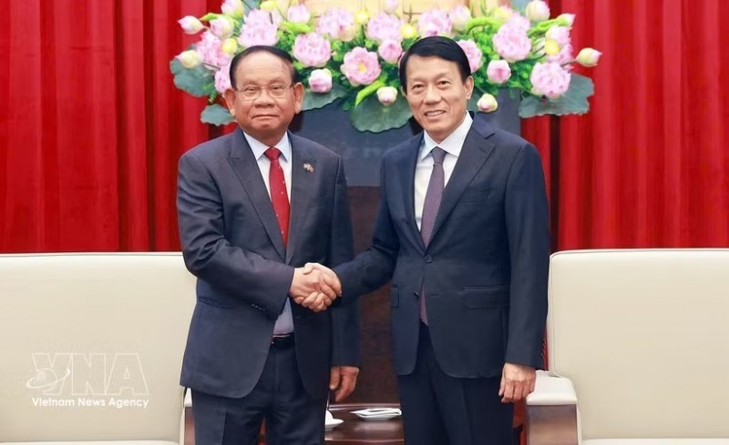 Politburo member and Minister of Public Security General Luong Tam Quang (R) welcomes Secretary of State at the Cambodian Ministry of Interior Santibindit Chan Ean in Hanoi on August 4. (Photo: VNA)