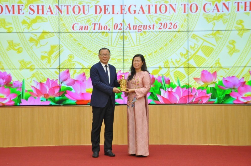 អនុប្រធានគណៈកម្មាធិការប្រជាជនក្រុងកិនថើ លោកស្រី ង្វៀន ធីង៉ុកឌៀប (ស្តាំ) ជូនកាដូអនុស្សាវរីយ៍ជូនលោក ថៃ វ៉ិញម៉ិញ សមាជិកគណៈអចិន្ត្រៃយ៍នៃគណៈកម្មាធិការបក្សក្រុងសានថូ។ អនុប្រធានគណៈកម្មាធិការប្រជាជនក្រុងកិនថើ លោកស្រី ង្វៀន ធីង៉ុកឌៀប (ស្តាំ) ជូនកាដូអនុស្សាវរីយ៍ជូនលោក ថៃ វ៉ិញម៉ិញ សមាជិកគណៈអចិន្ត្រៃយ៍នៃគណៈកម្មាធិការបក្សក្រុងសានថូ។