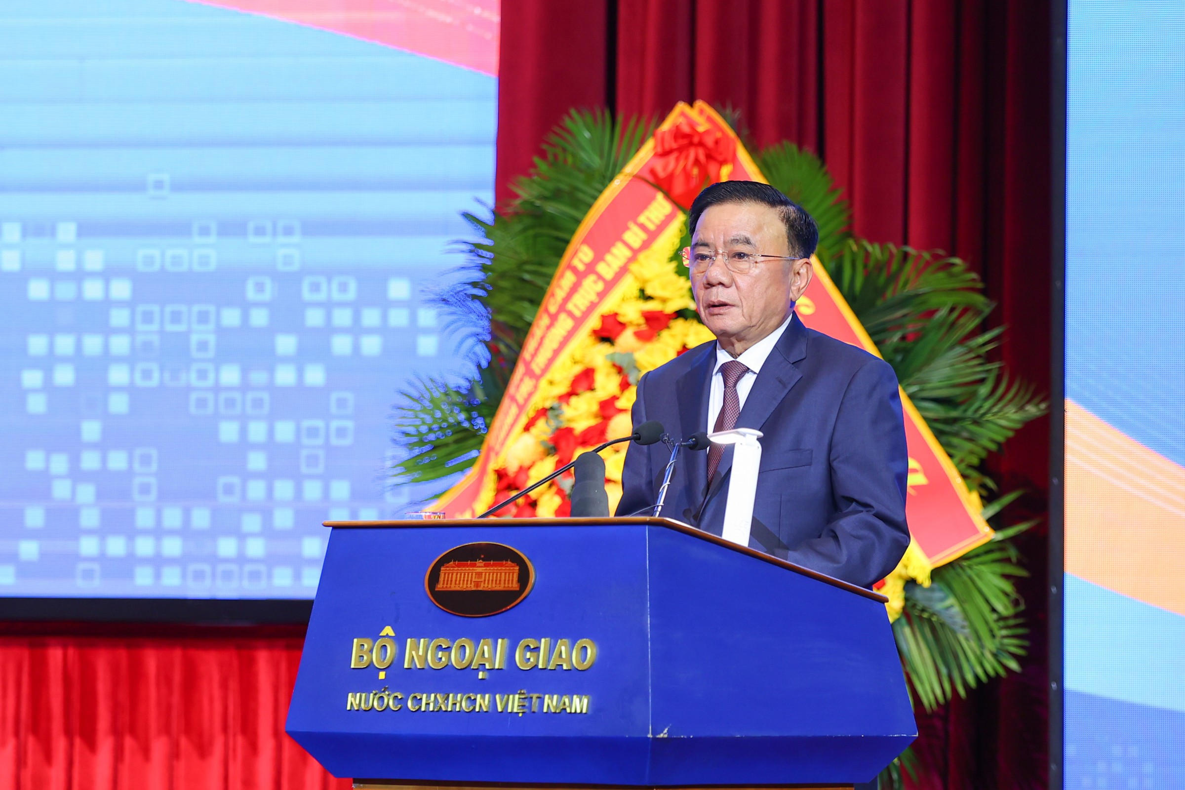 Đổi mới mạnh mẽ đối ngoại nhân dân theo hướng chủ động, kiến tạo, gắn kết và phục vụ trực tiếp nhiệm vụ phát triển Đổi mới mạnh mẽ đối ngoại nhân dân theo hướng chủ động, kiến tạo, gắn kết và phục vụ trực tiếp nhiệm vụ phát triển