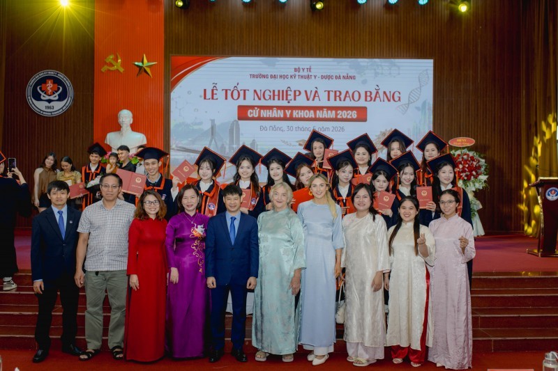 Đại diện Trường ĐH KTYD Đà Nẵng, MCNV, TFA và AVP cùng các Cử nhân khóa 2 NNTL  tại lễ tốt nghiệp ngày 30/5/2026. 