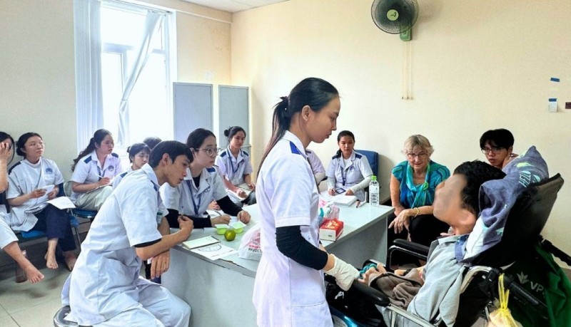 Sinh viên khóa 2 Cử nhân NNTL, Trường ĐH KTYD Đà Nẵng, thực hành lâm sàng tại Bệnh viện Chỉnh hình và PHCN Đà Nẵng dưới sự hướng dẫn của chuyên gia NNTL Australia – ThS.Louise Fearon Brown.