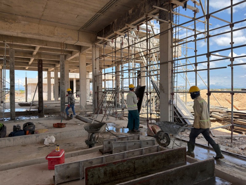 Ảnh 2: Các hạng mục thuộc dự án đang được triển khai thi công đồng bộ. (Ảnh: Anh Chiến) Ảnh 2: Các hạng mục thuộc dự án đang được triển khai thi công đồng bộ. (Ảnh: Anh Chiến)