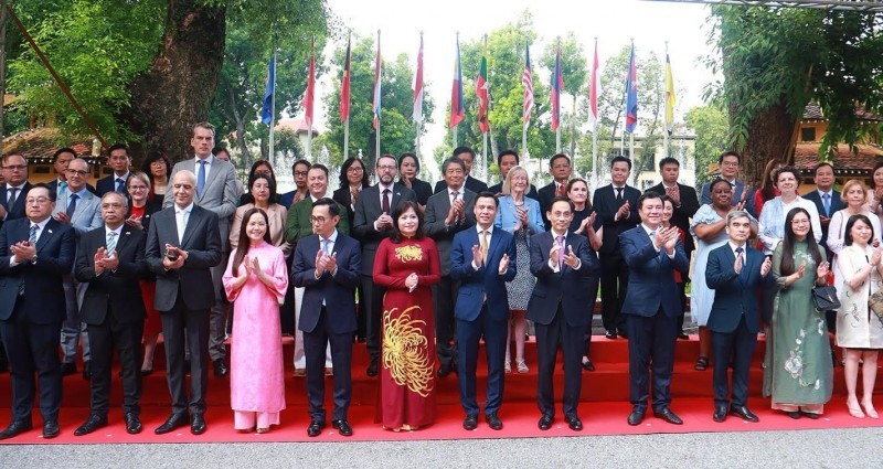 ទង់ជាតិអាស៊ានត្រូវបានលើកឡើងនៅចំពោះមុខការធ្វើជាសាក្សីរបស់បណ្តាប្រតិភូដែលបានចូលរួម។ ទង់ជាតិអាស៊ានត្រូវបានលើកឡើងនៅចំពោះមុខការធ្វើជាសាក្សីរបស់បណ្តាប្រតិភូដែលបានចូលរួម។