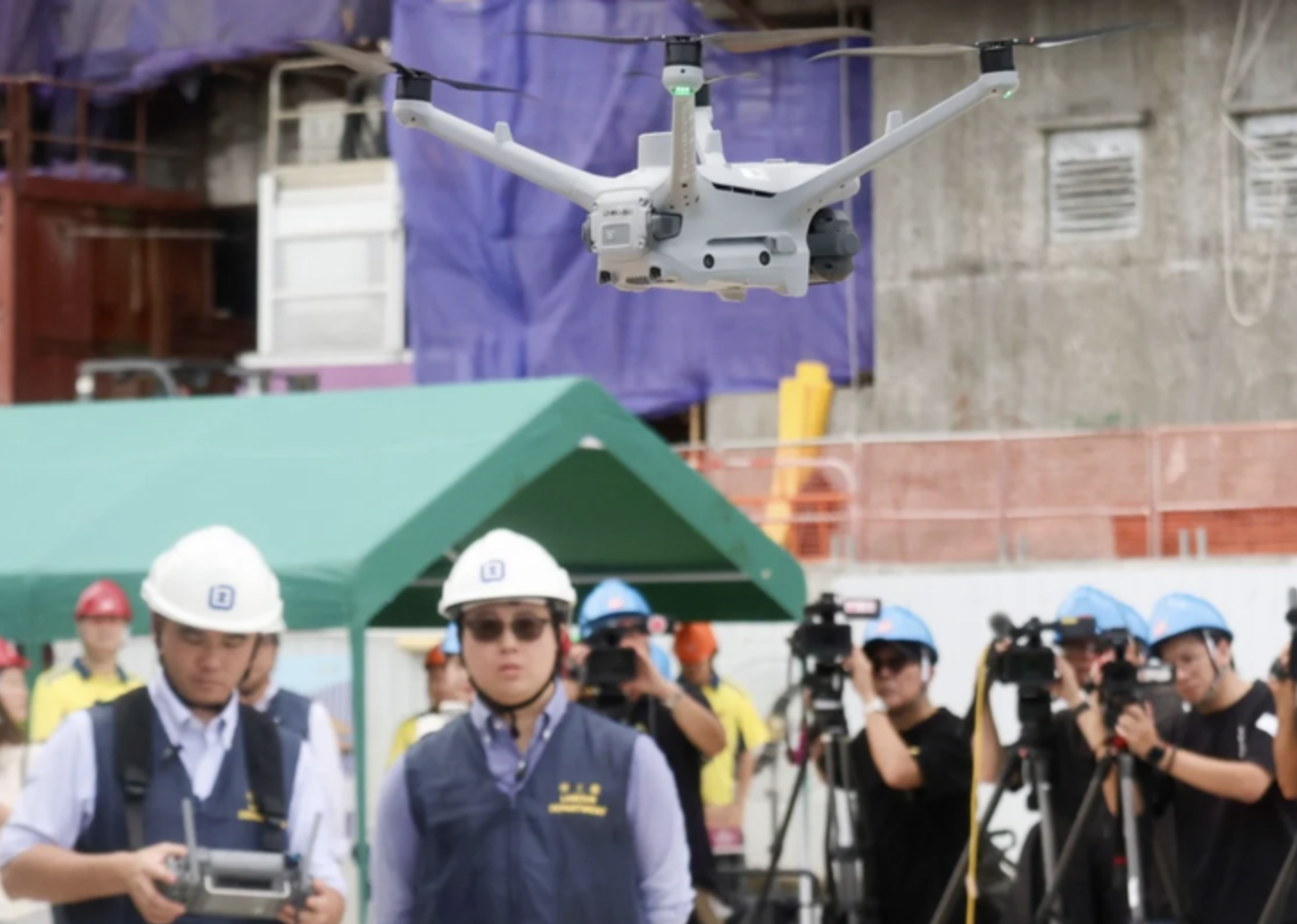 Máy bay không người lái tích hợp camera ảnh nhiệt được Sở Lao động Hong Kong thử nghiệm để phát hiện nguồn nhiệt và hành vi hút thuốc trái phép tại các công trường xây dựng - Ảnh: SCMP
