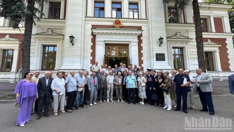  Russian veterans pose for a commemorative photo at the 53rd reunion. (Photo: Thuy Van)