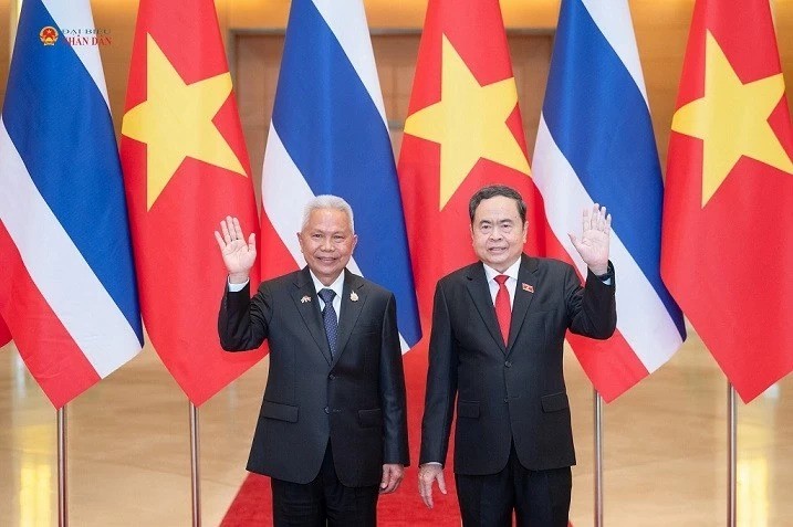: National Assembly Chairman Tran Thanh Man chairs the official welcoming ceremony for President of the National Assembly and Speaker of the House of Representatives of Thailand Sophon Zaram during his official visit to Vietnam from 5 - 7 August. (Source: Dai bieu Nhan dan Newspaper)