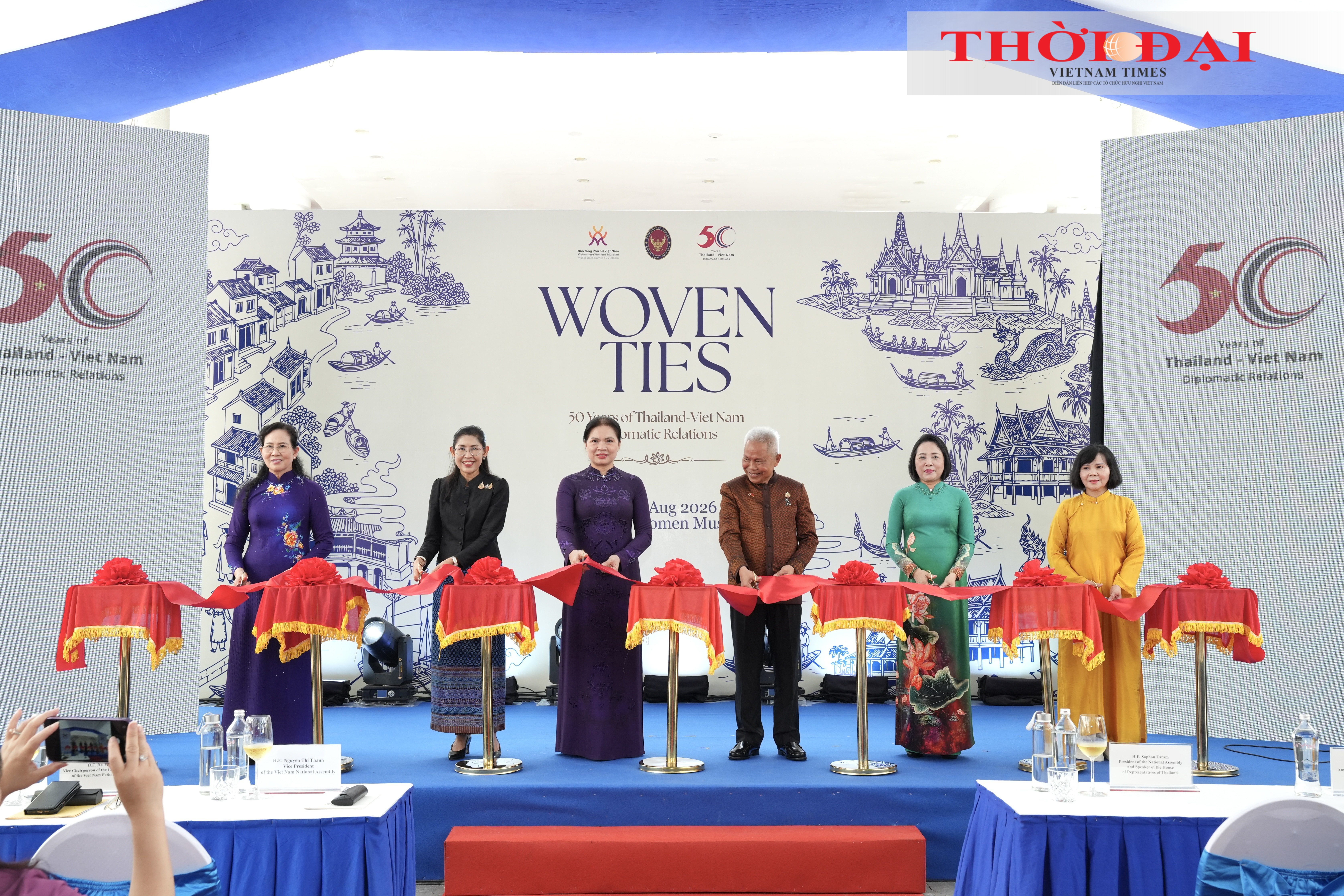 Chủ tịch Quốc hội kiêm Chủ tịch Hạ viện Thái Lan Sophon Zaram cùng các đại biểu cắt băng khai mạc triển lãm. (Ảnh: Chủ tịch Quốc hội kiêm Chủ tịch Hạ viện Thái Lan Sophon Zaram cùng các đại biểu cắt băng khai mạc triển lãm. (Ảnh: