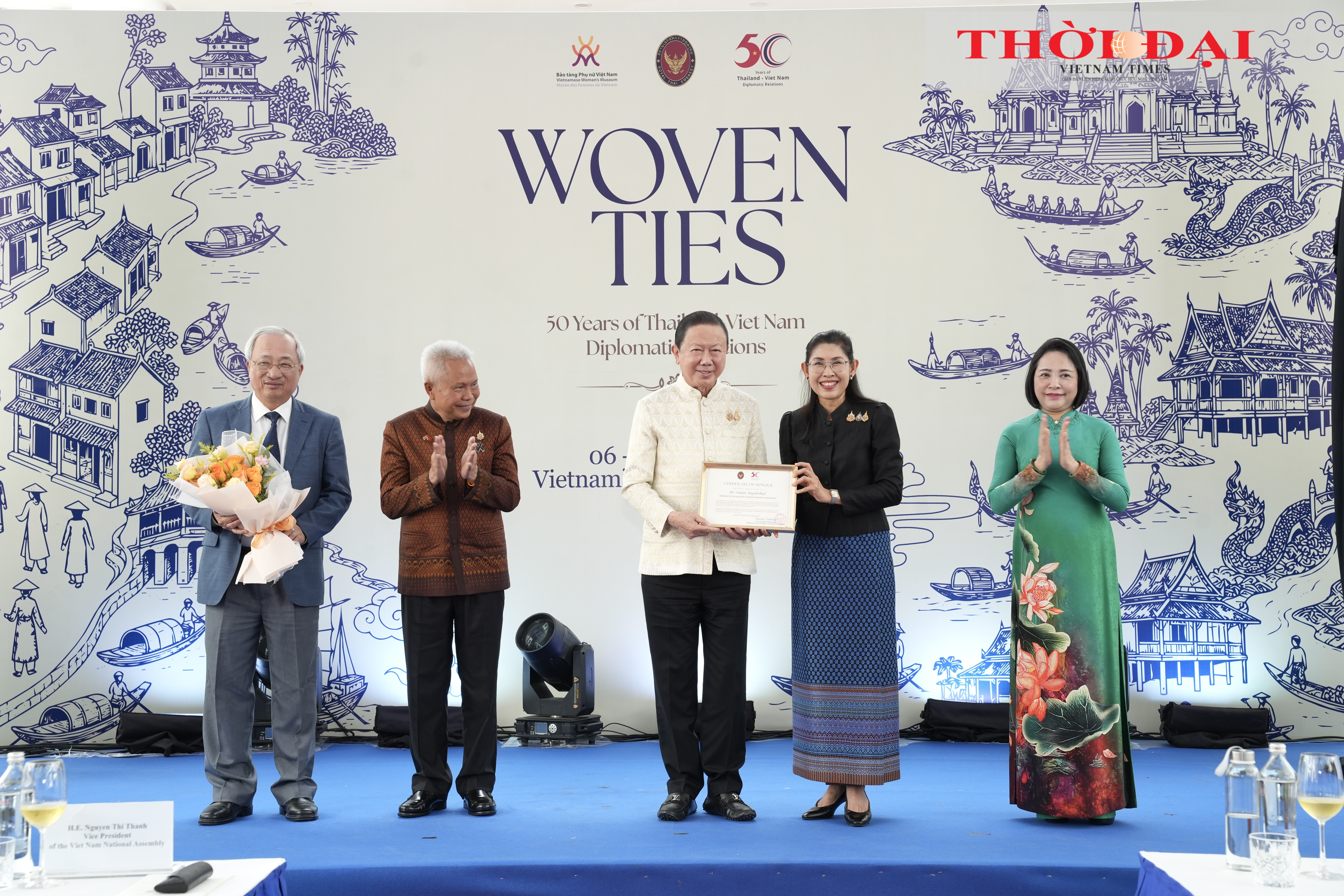 Đại sứ Thái Lan tại Việt Nam Urawadee Sriphiromaya trao bằng vinh danh Chủ tịch Hội hữu nghị Thái Lan - Việt Nam Sanan Angubolkul Đại sứ Thái Lan tại Việt Nam Urawadee Sriphiromaya trao bằng vinh danh Chủ tịch Hội hữu nghị Thái Lan - Việt Nam Sanan Angubolkul