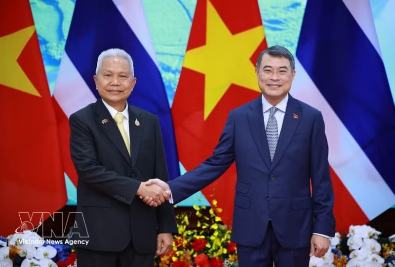 Prime Minister Le Minh Hung (right) and President of the National Assembly and Speaker of the House of Representatives of Thailand Sophon Zaram (Photo: VNA)
