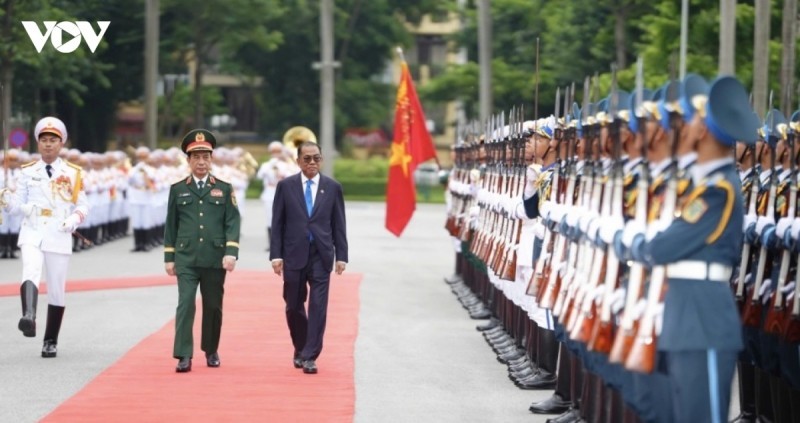 Deputy PM and Minister of National Defence Gen. Phan Van Giang and Malaysian Defence Minister Dato' Seri Mohamed Khaled bin Nordin inspect the Honour Guard of the Vietnam People's Army.