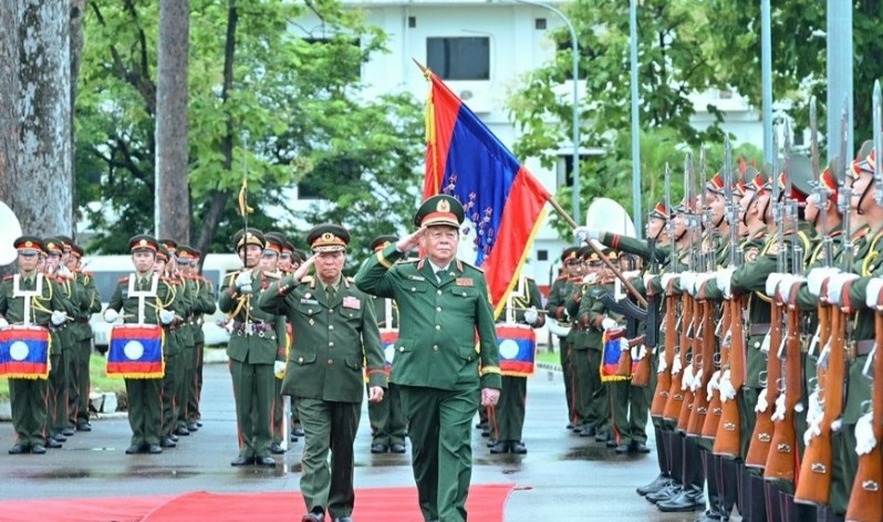 នាយឧត្តមសេនីយ៍ ង្វៀន ត្រុងងៀ និង ឧត្តមសេនីយ៍ឯក វង្សស៊ន អ៊ិនផាន់ភឹម ពិនិត្យកងកិត្តិយសនៃកងទ័ពប្រជាជនឡាវ។ នាយឧត្តមសេនីយ៍ ង្វៀន ត្រុងងៀ និង ឧត្តមសេនីយ៍ឯក វង្សស៊ន អ៊ិនផាន់ភឹម ពិនិត្យកងកិត្តិយសនៃកងទ័ពប្រជាជនឡាវ។