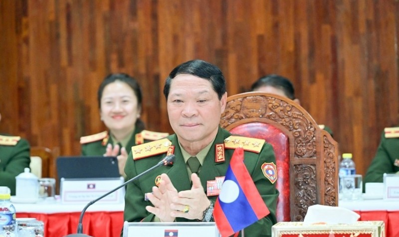 ឧត្តមសេនីយ៍ឯក វង្សស៊ន អ៊ិនផាន់ភឹម ថ្លែងមតិនៅក្នុងកិច្ចសន្ទនា។ ឧត្តមសេនីយ៍ឯក វង្សស៊ន អ៊ិនផាន់ភឹម ថ្លែងមតិនៅក្នុងកិច្ចសន្ទនា។