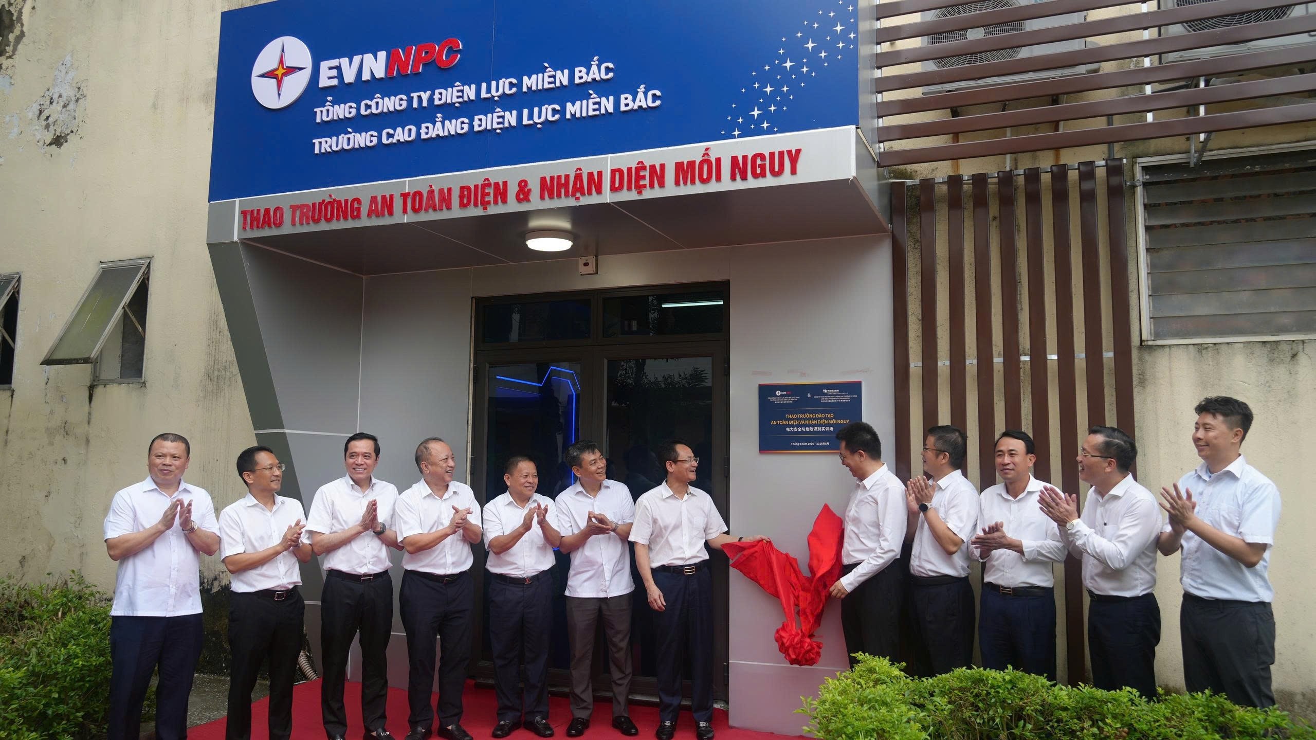 Các đại biểu tham quan, trải nghiệm các mô đun huấn luyện hiện đại tại Thao trường An toàn điện và nhận diện mối nguy Các đại biểu tham quan, trải nghiệm các mô đun huấn luyện hiện đại tại Thao trường An toàn điện và nhận diện mối nguy