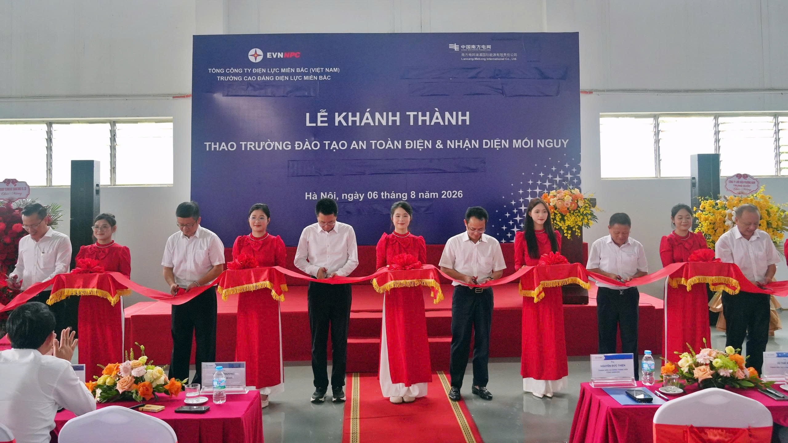 Ban lãnh đạo EVNNPC cùng các đại biểu thực hiện nghi thức cắt băng khánh thành Thao trường An toàn điện và nhận diện mối nguy tại NPEC. Ban lãnh đạo EVNNPC cùng các đại biểu thực hiện nghi thức cắt băng khánh thành Thao trường An toàn điện và nhận diện mối nguy tại NPEC.