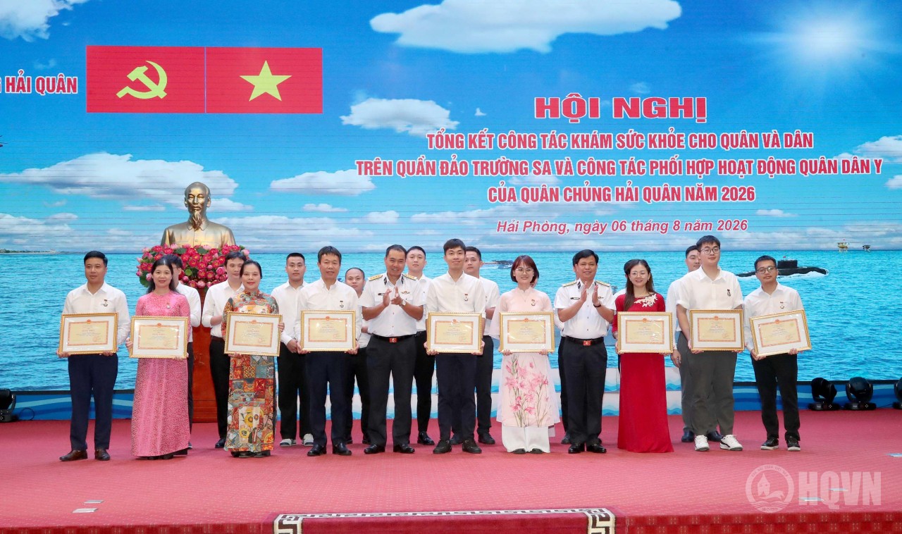 Thủ trưởng Cục Hậu cần-Kỹ thuật Hải quân trao Bằng khen của Quân chủng Hải quân tặng các cá nhân Thủ trưởng Cục Hậu cần-Kỹ thuật Hải quân trao Bằng khen của Quân chủng Hải quân tặng các cá nhân