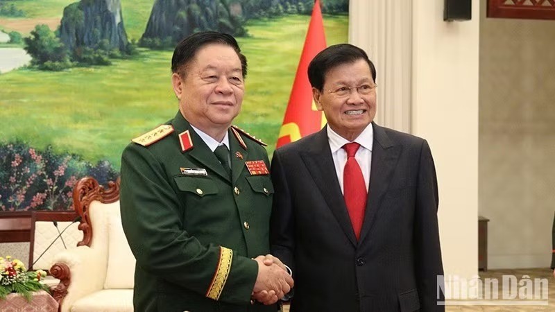 Lao Party General Secretary and President Thongloun Sisoulith (right) receives General Nguyen Trong Nghia, Chairman of the General Department of Politics of the Viet Nam People's Army (Photo: nhandan.vn)