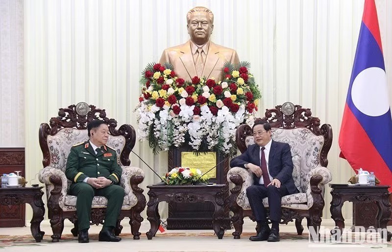 Lao Prime Minister Sonexay Siphandone (right) and General Nguyen Trong Nghia, Chairman of the General Department of Politics of the Viet Nam People's Army at their meeting (Photo: nhandan.vn)