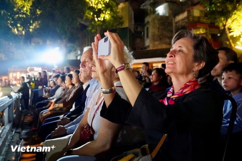 European tourists experience an artistic performance in the capital. (Photo: CTV/Vietnam+) European tourists experience an artistic performance in the capital. (Photo: CTV/Vietnam+)
