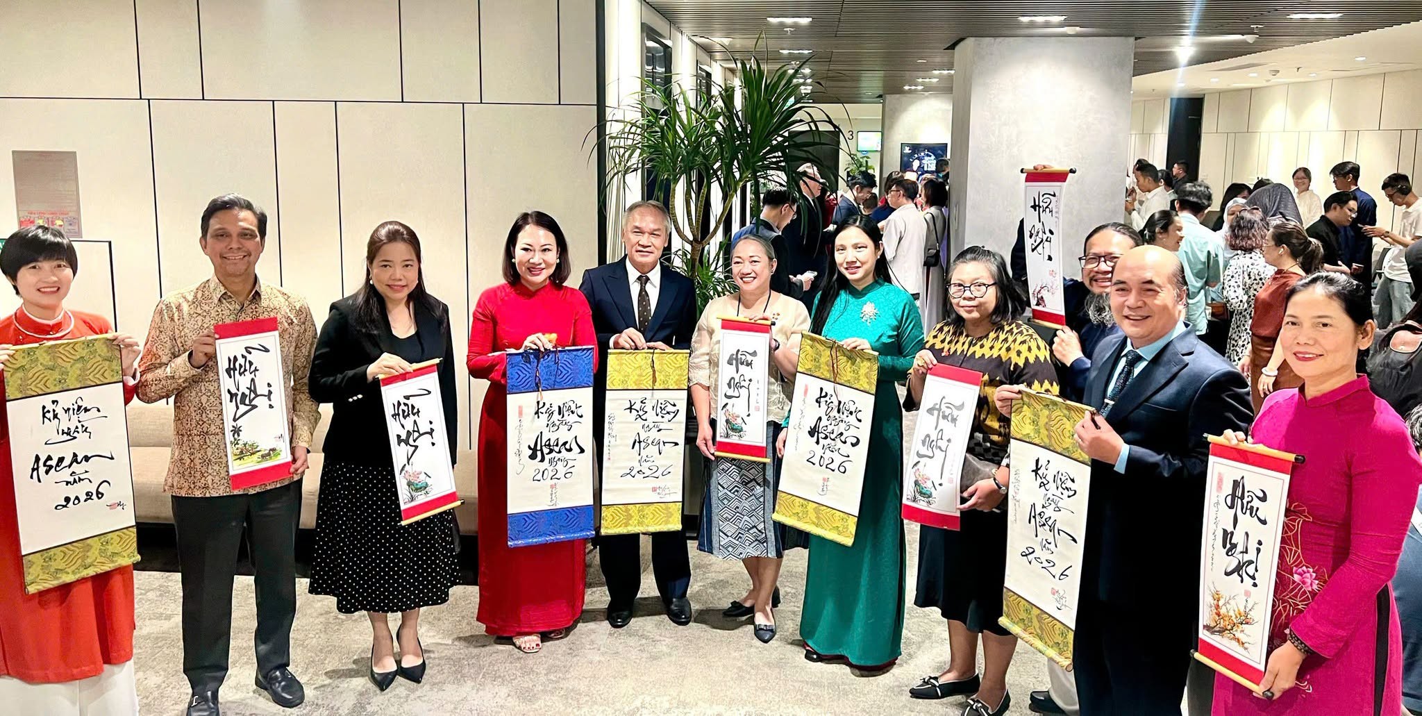 Tổng lãnh sự các nước thành viên ASEAN tại Thành phố Hồ Chí Minh và những bức thư pháp được tặng tại buổi họp mặt.