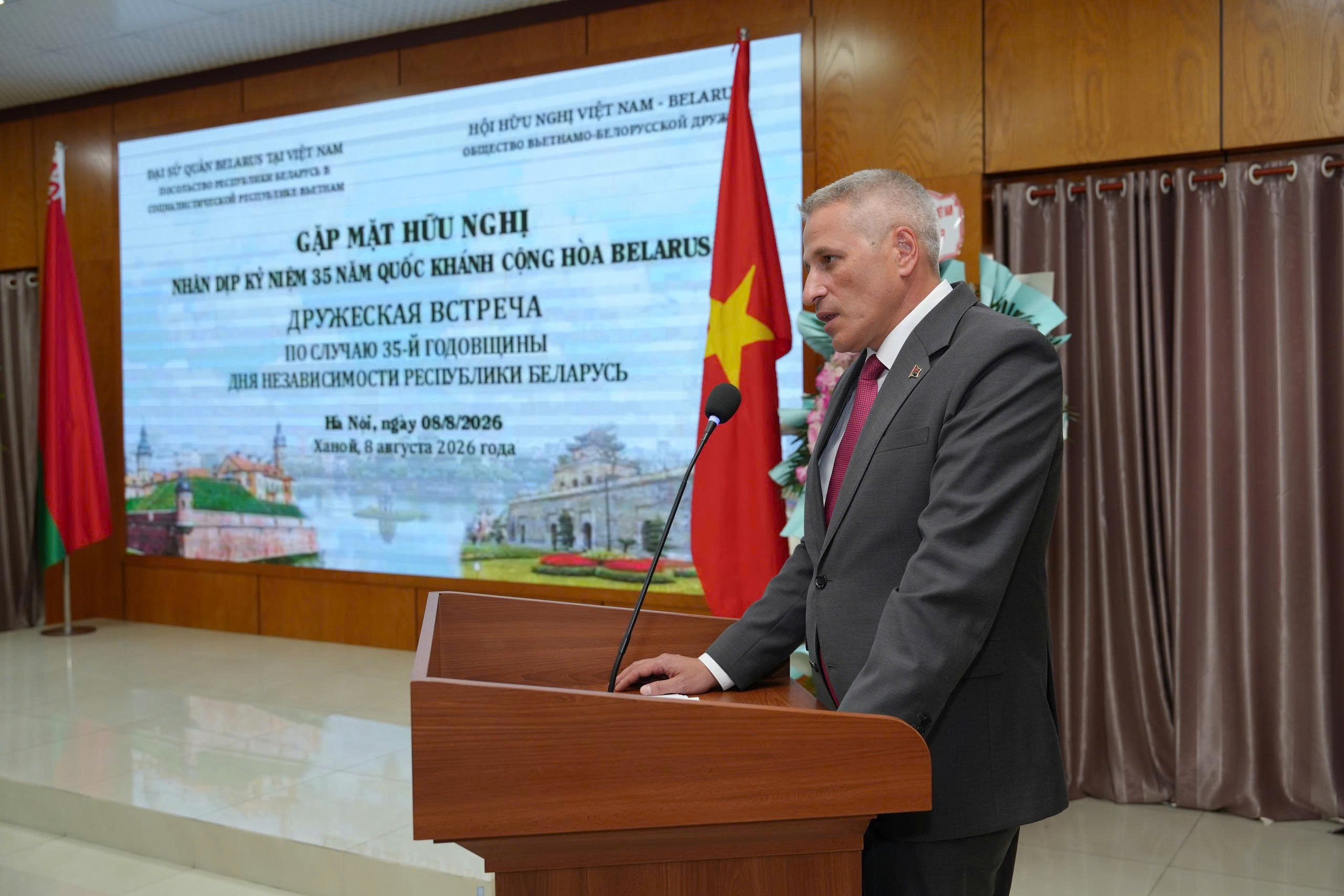Đại sứ Đặc mệnh toàn quyền Cộng hòa Belarus tại Việt Nam Uladzimir Baravikou Đại sứ Đặc mệnh toàn quyền Cộng hòa Belarus tại Việt Nam Uladzimir Baravikou