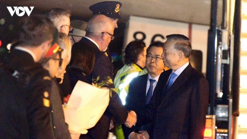 Party General Secretary and State President To Lam and his entourage receive warm welcome at Sydney Kingsford Smith Airport, New South Wales, upon their arrival for a four-day state visit, starting August 9. Party General Secretary and State President To Lam and his entourage receive warm welcome at Sydney Kingsford Smith Airport, New South Wales, upon their arrival for a four-day state visit, starting August 9.