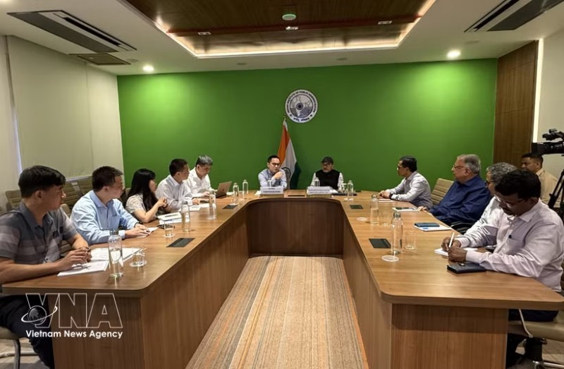 The VASS delegation meets with researchers from the Institute for Studies in Industrial Development (ISID). (Photo: VNA) The VASS delegation meets with researchers from the Institute for Studies in Industrial Development (ISID). (Photo: VNA)