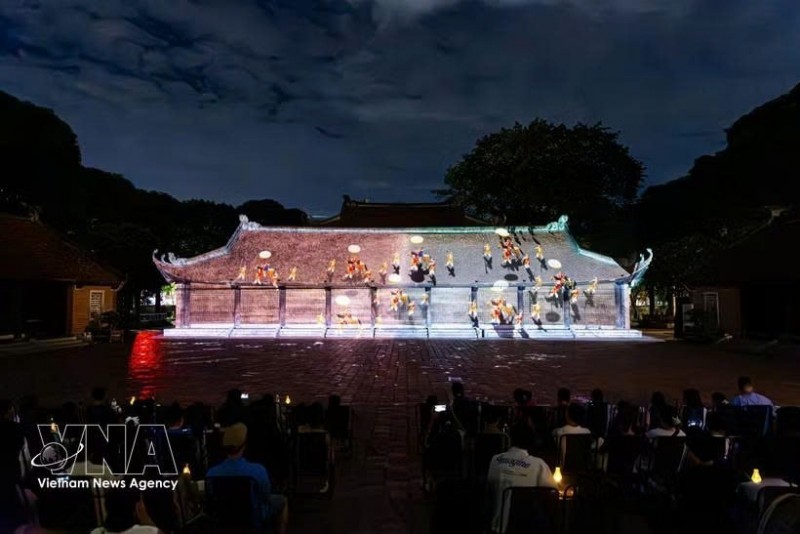 A modern 3D mapping projection on the ancient architecture of the Temple of Literature vividly recreates the journey of Vietnam's scholarly tradition before a large audience. (Photo: VNA) A modern 3D mapping projection on the ancient architecture of the Temple of Literature vividly recreates the journey of Vietnam's scholarly tradition before a large audience. (Photo: VNA)
