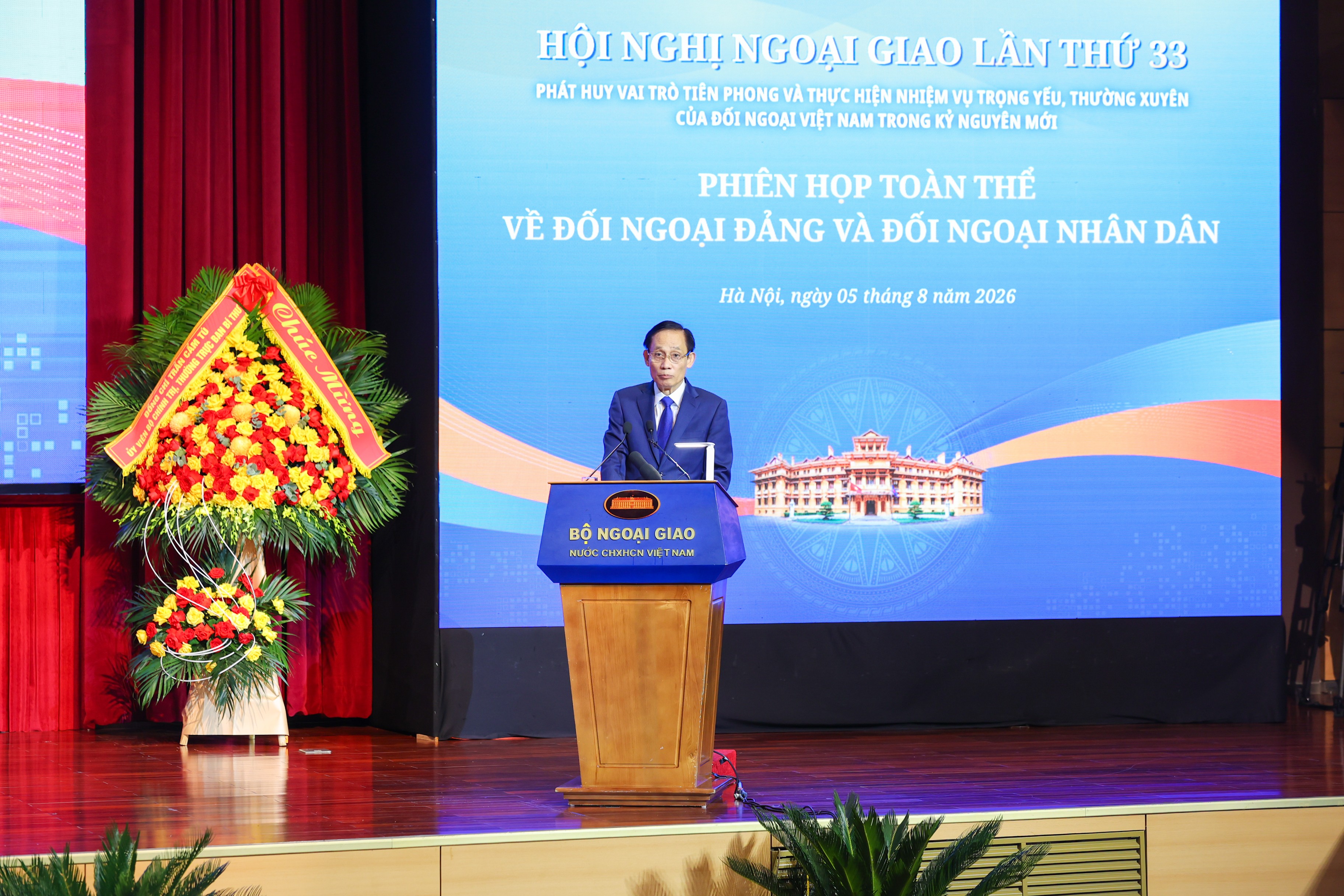 越共中央政治局委员、外交部部长黎怀忠发表开幕讲话。 越共中央政治局委员、外交部部长黎怀忠发表开幕讲话。