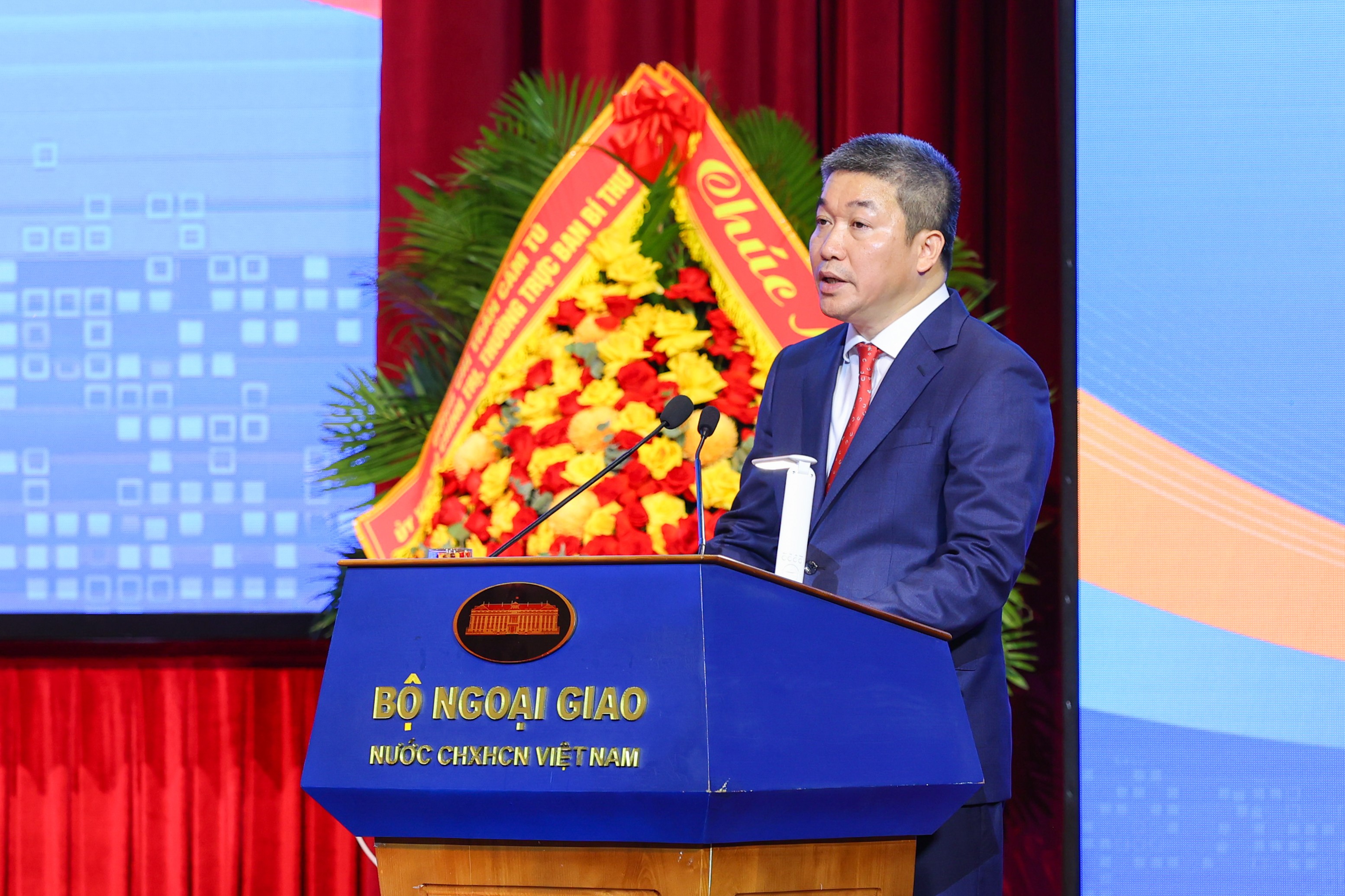 越南友好组织联合会党组书记、主席潘英山在会上发言。 越南友好组织联合会党组书记、主席潘英山在会上发言。