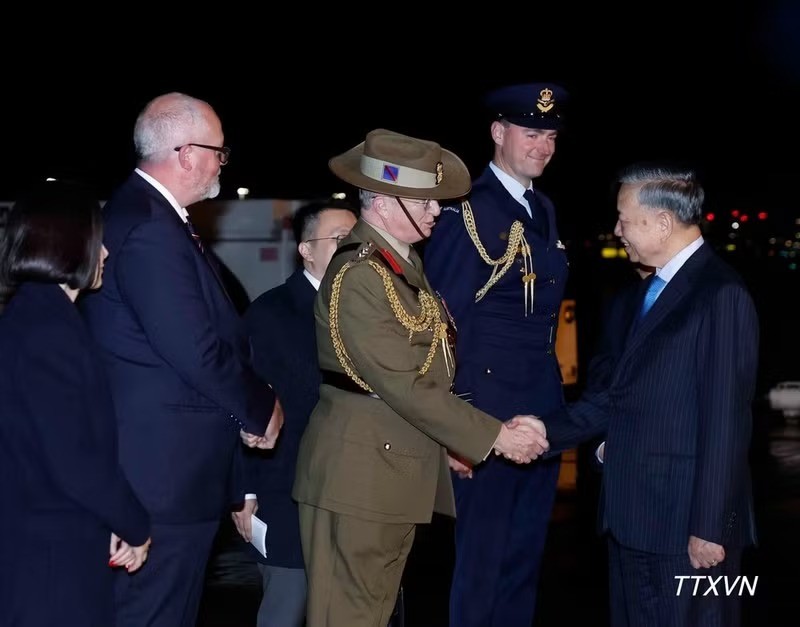 General Secretary of the Communist Party of Viet Nam (CPV) Central Committee and State President To Lam (fifth, left) arrives at Sydney Kingsford Smith Airport on August 9 evening (Photo: VNA) General Secretary of the Communist Party of Viet Nam (CPV) Central Committee and State President To Lam (fifth, left) arrives at Sydney Kingsford Smith Airport on August 9 evening (Photo: VNA)