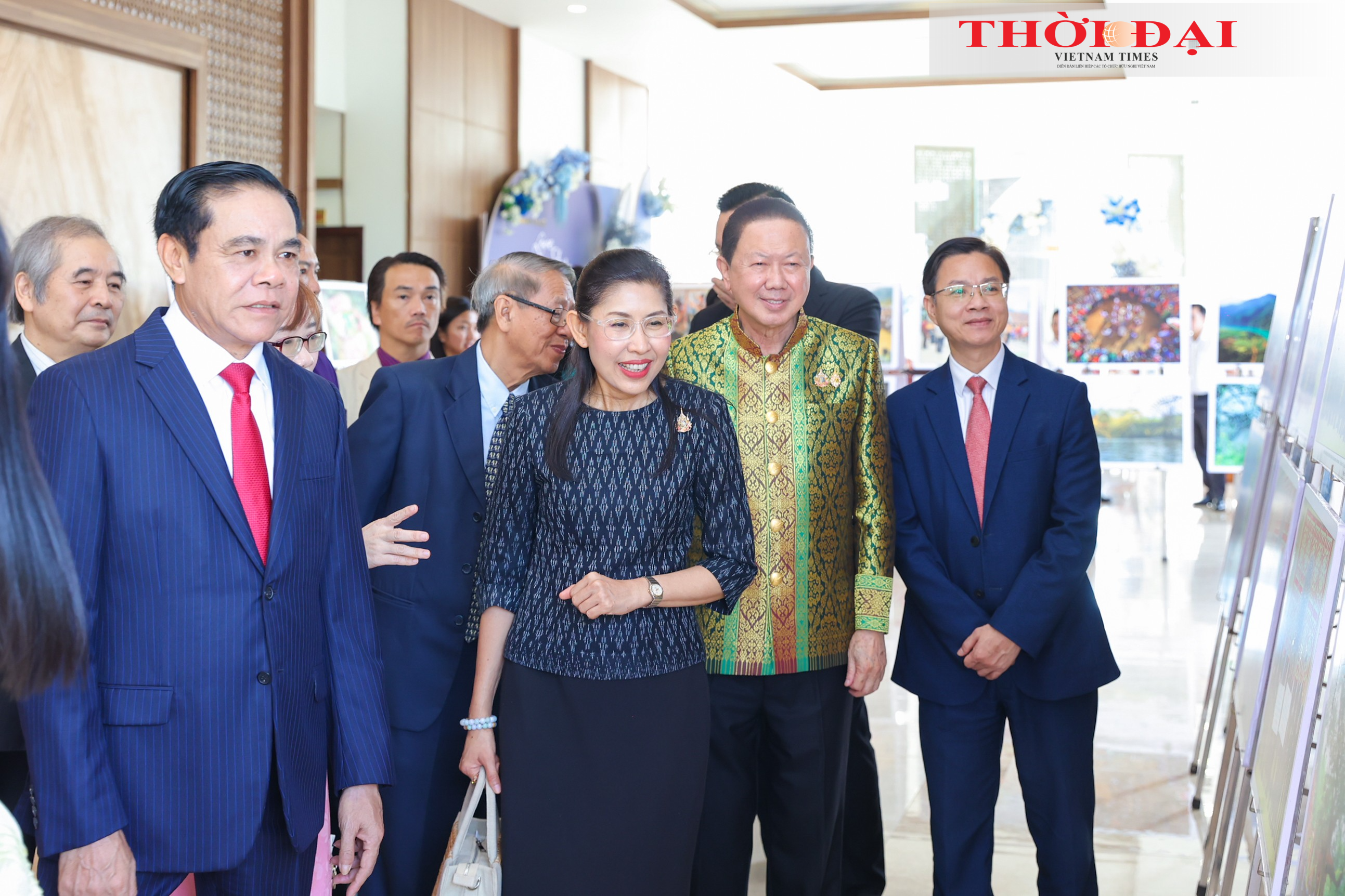 ông Ngô Lê Văn, Thứ trưởng Bộ Ngoại giao; ông Võ Trọng Hải, Phó Bí thư Tỉnh ủy, Chủ tịch Ủy ban nhân dân tỉnh Nghệ An; bà Urawadee Sriphiromya, Đại sứ Thái Lan tại Việt Nam; ông Ngô Lê Văn, Thứ trưởng Bộ Ngoại giao; ông Võ Trọng Hải, Phó Bí thư Tỉnh ủy, Chủ tịch Ủy ban nhân dân tỉnh Nghệ An; bà Urawadee Sriphiromya, Đại sứ Thái Lan tại Việt Nam;